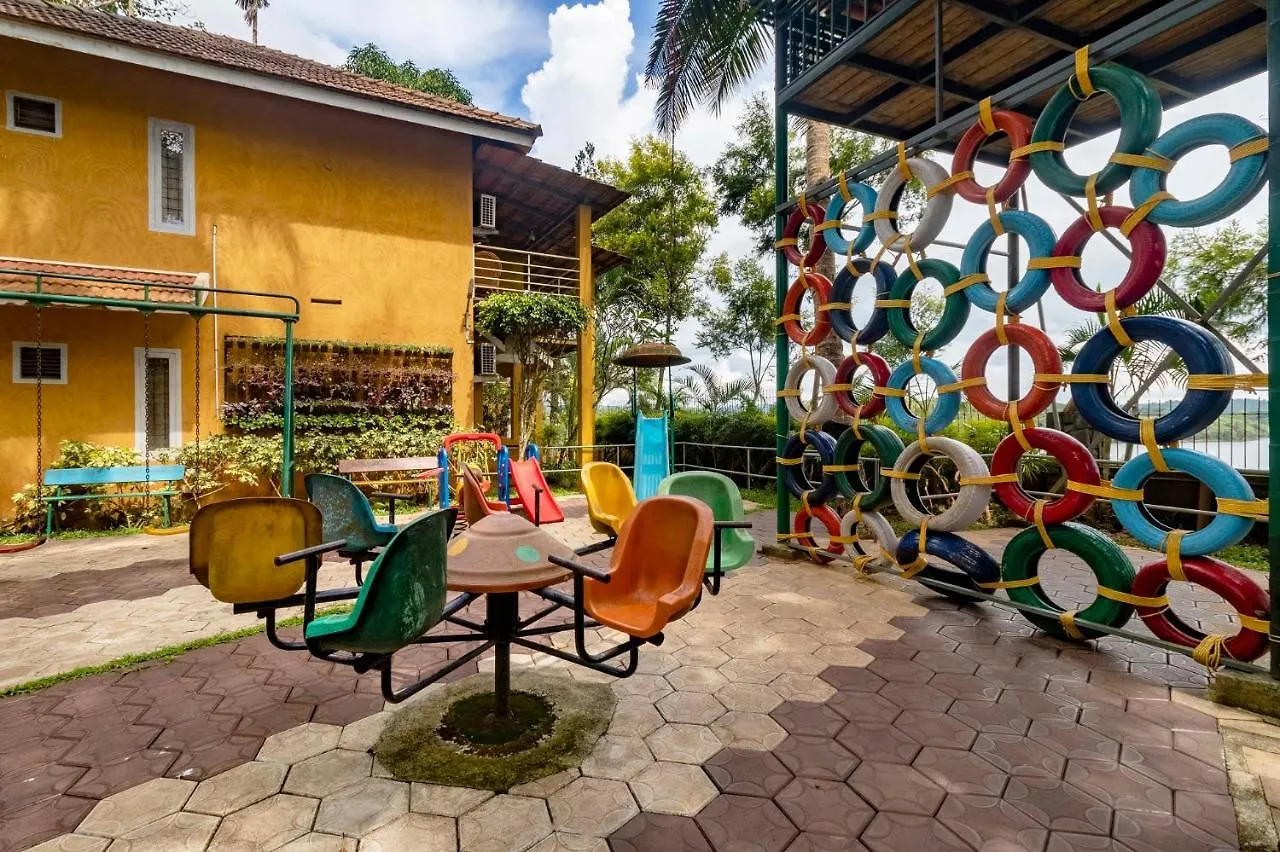 *** מלון וואיאנאד Karapuzha Village Resort הודו